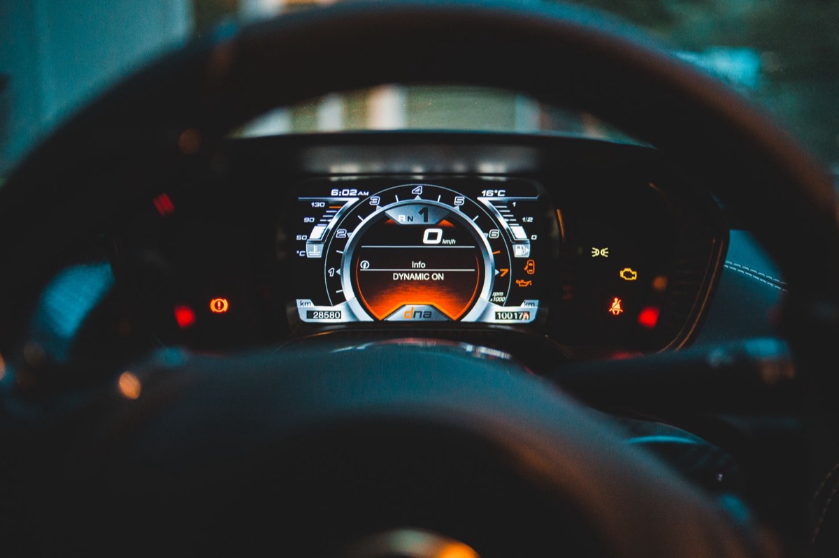 Digitales Cockpit eines modernen Software-definierten Fahrzeugs