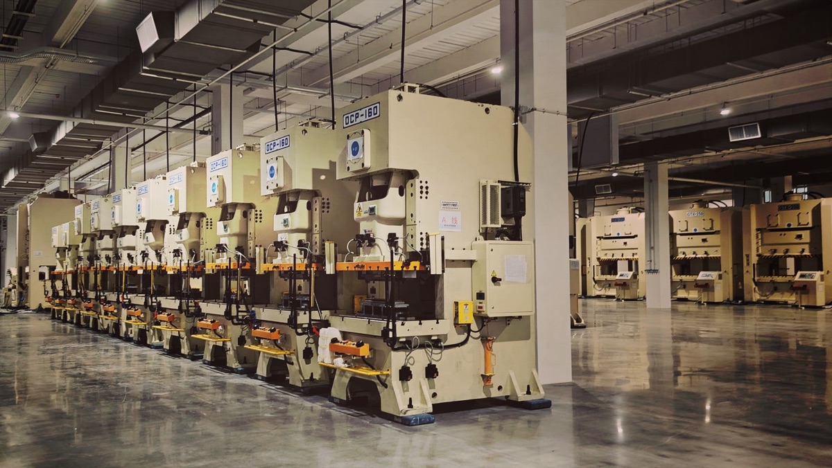 Línea de producción automatizada en una fábrica de automóviles