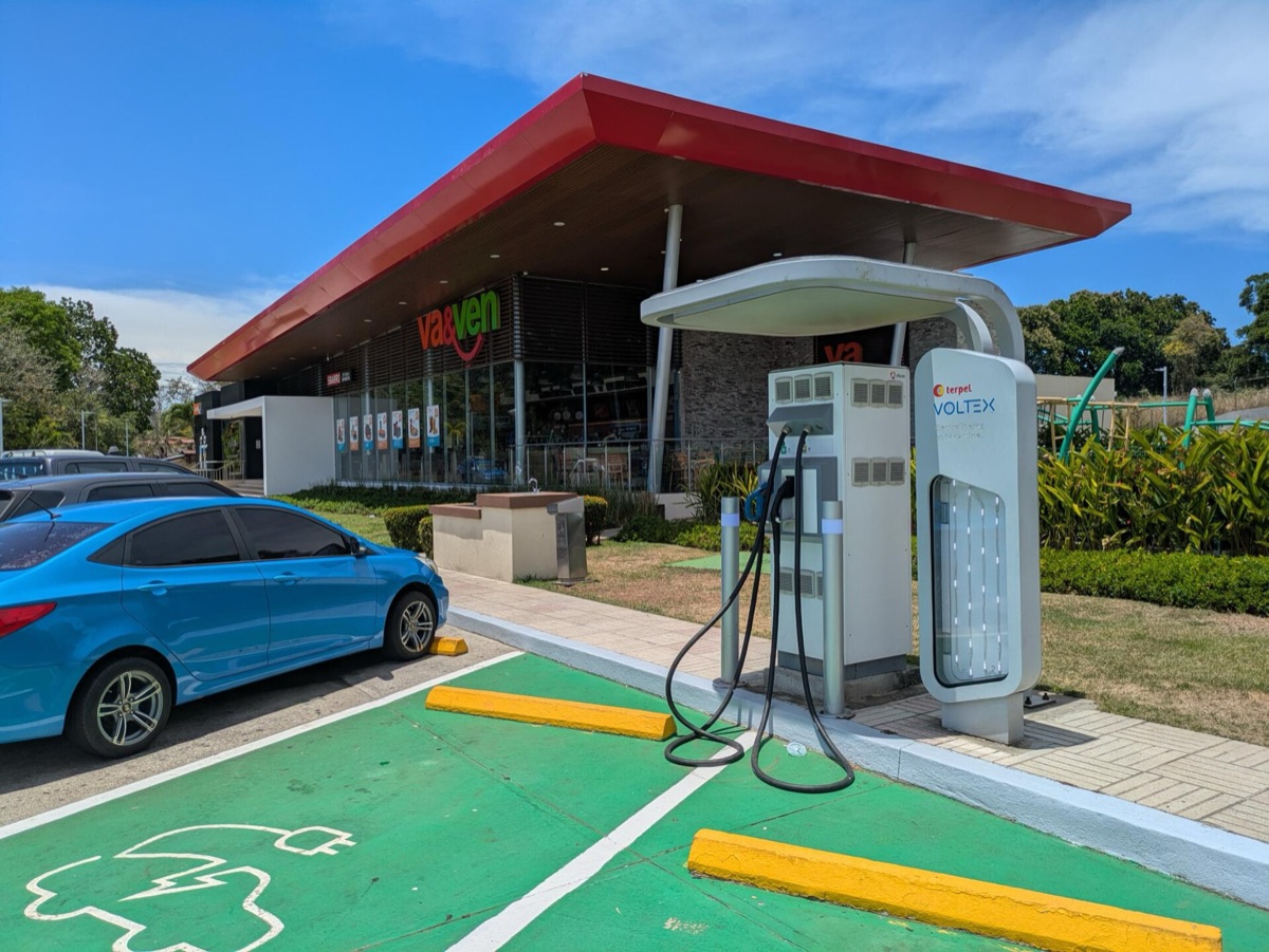 Borne de recharge pour véhicule électrique sur une autoroute allemande.