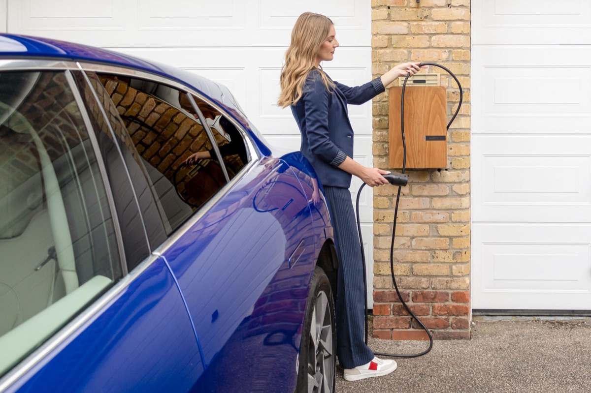 ドイツの高級電気自動車と充電ステーション