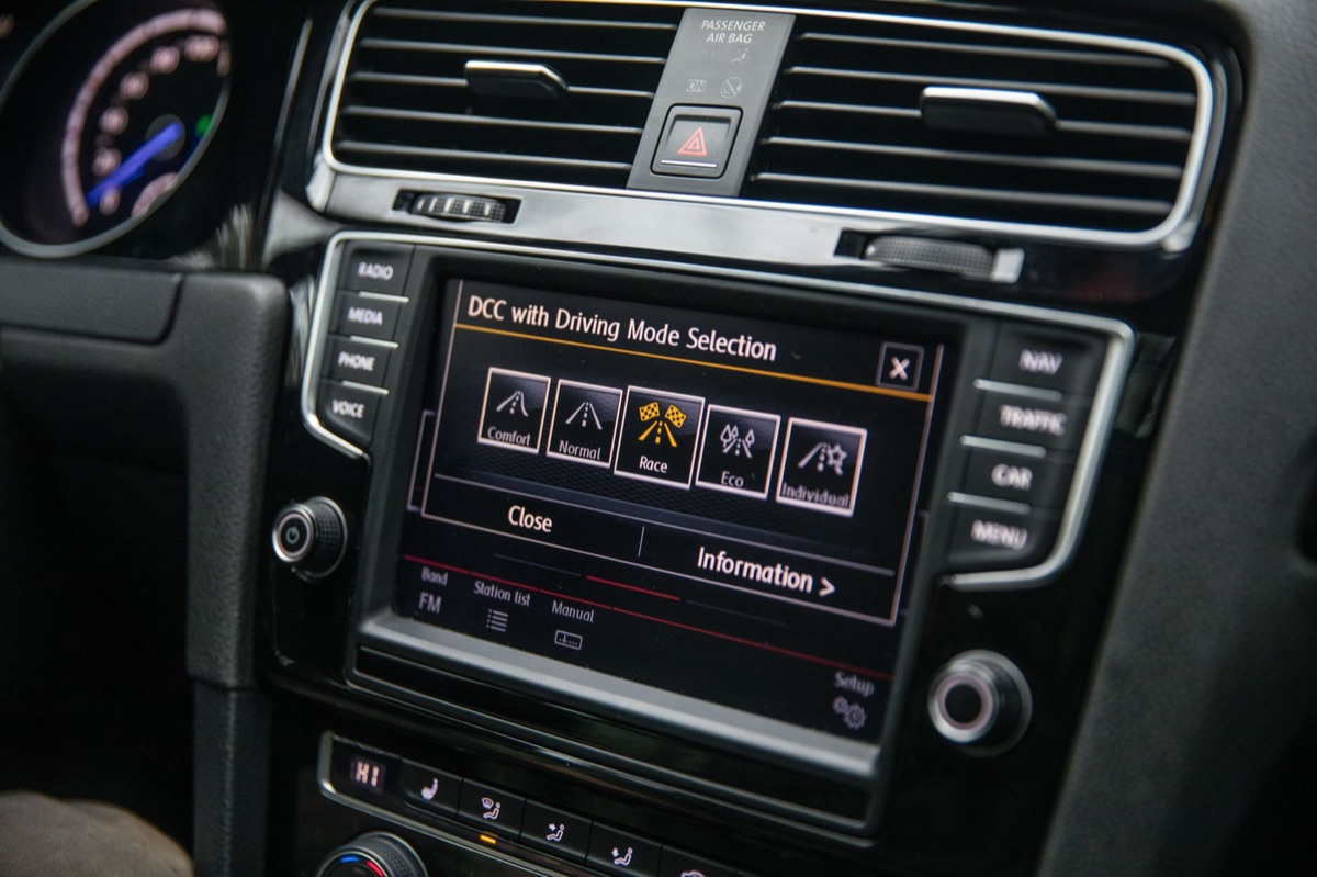 Painel de carro moderno com interface de software digital.
