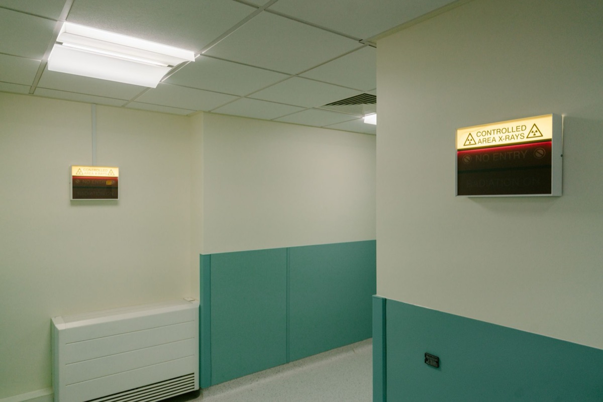 Corridoio di un ospedale tedesco con quaderno e fascicoli medici