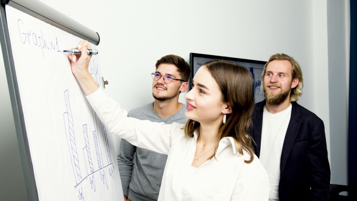 Duitse ziekenhuiscorridor met witteboard en digitaal scherm
