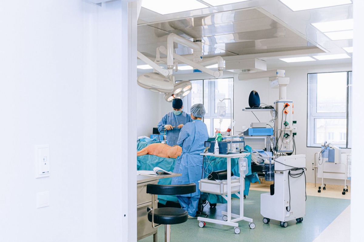 Duitse ziekenhuiskamer met medische apparatuur en patiënt