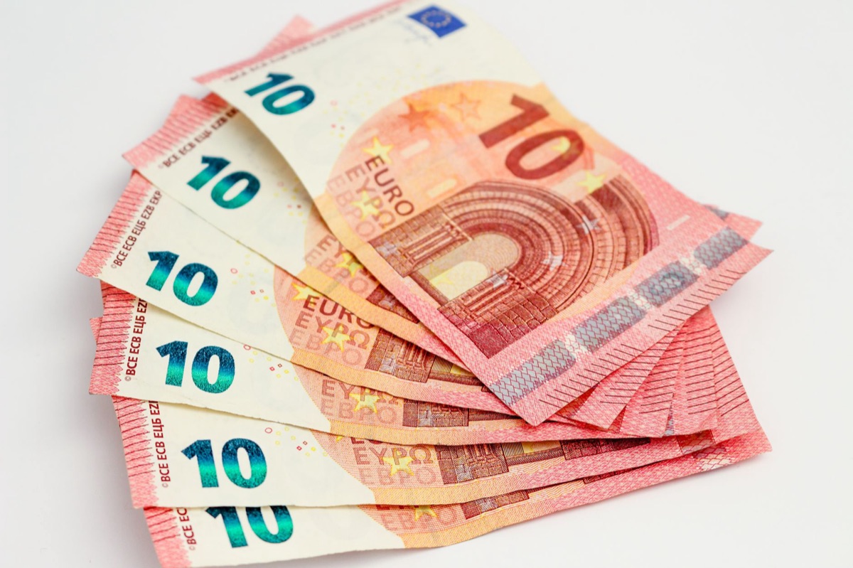 Billetes de euro y gráficos económicos que representan el PIB de Alemania