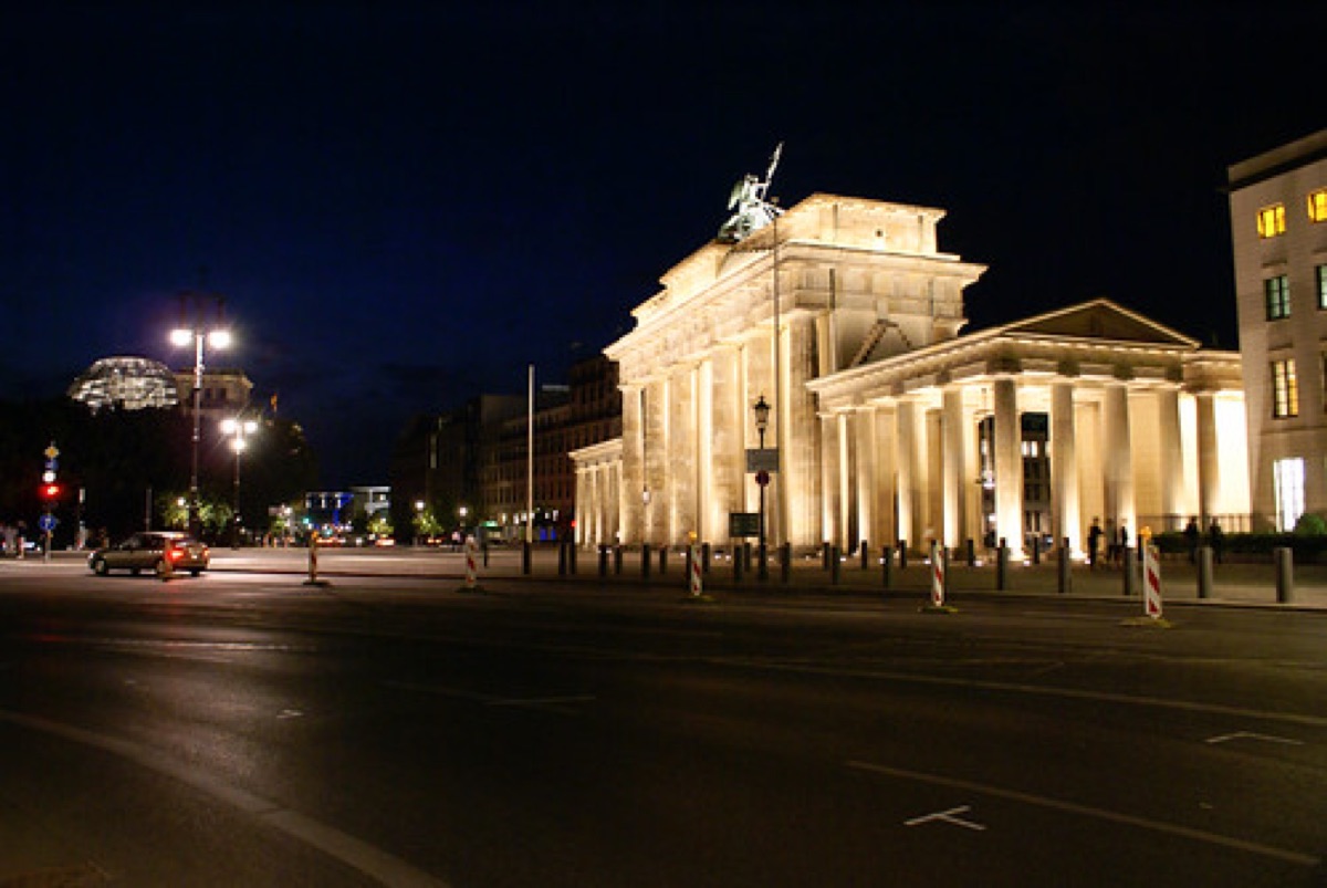 Il Reichstag e la Porta di Brandeburgo a Berlino.