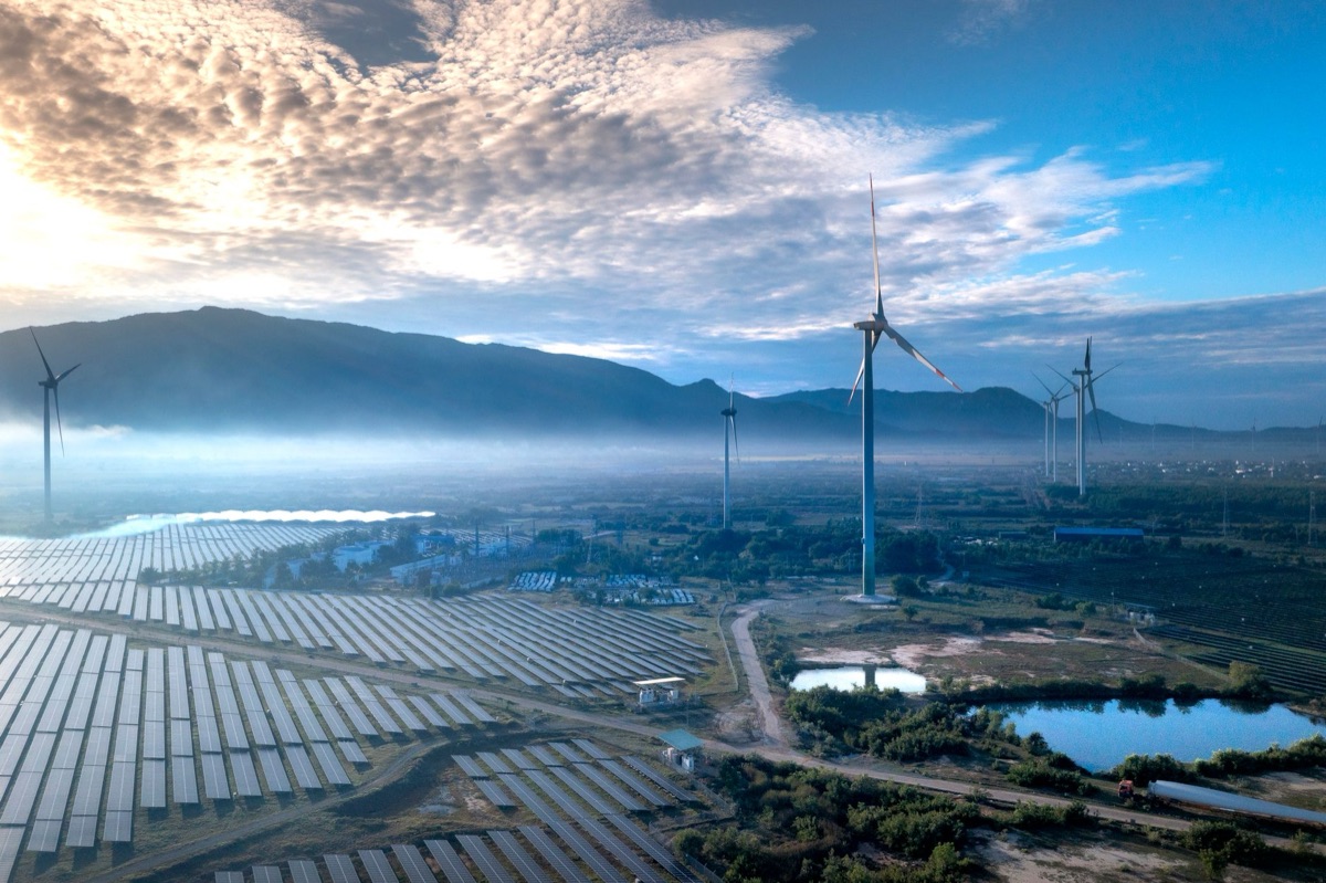 Turbine eoliche e pannelli solari per l'energia rinnovabile in Germania.