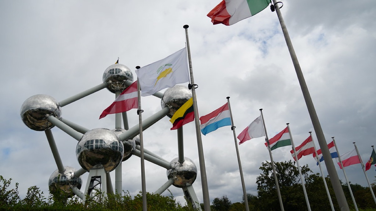 欧州連合（EU）の旗とブリュッセルの街並み
