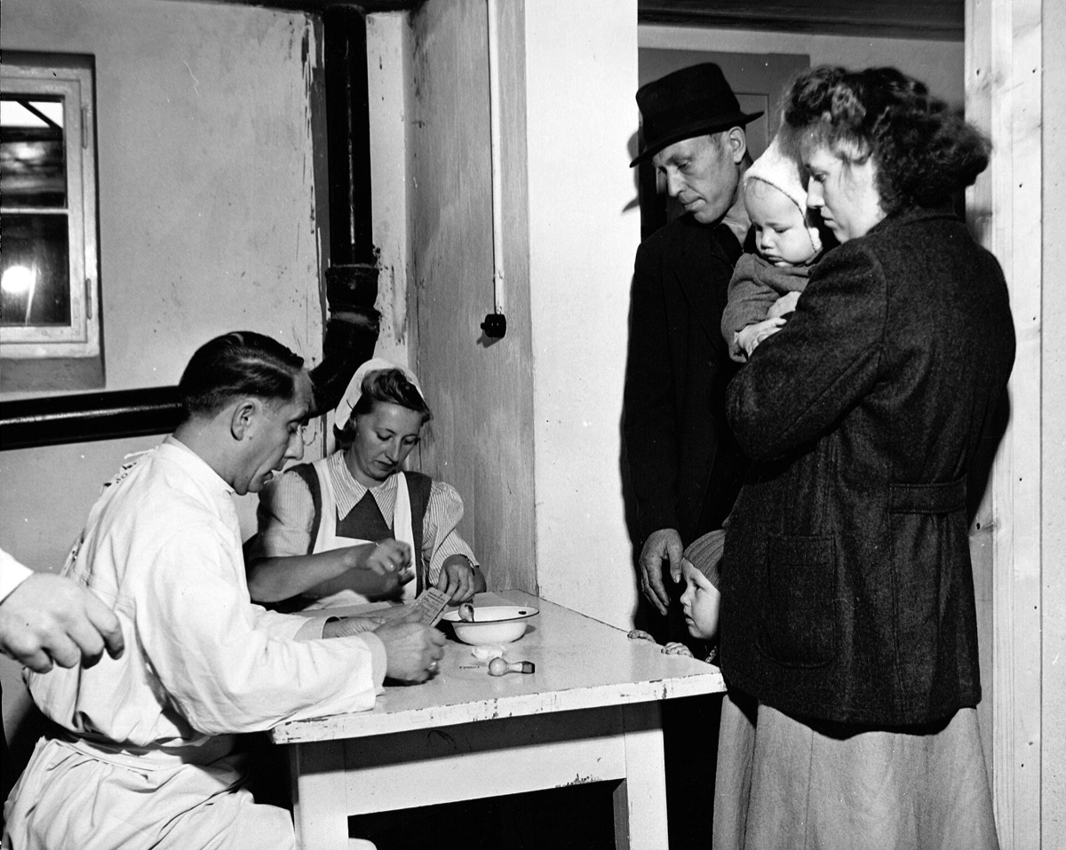 西ドイツの難民キャンプ：戦後移住の歴史を示す写真