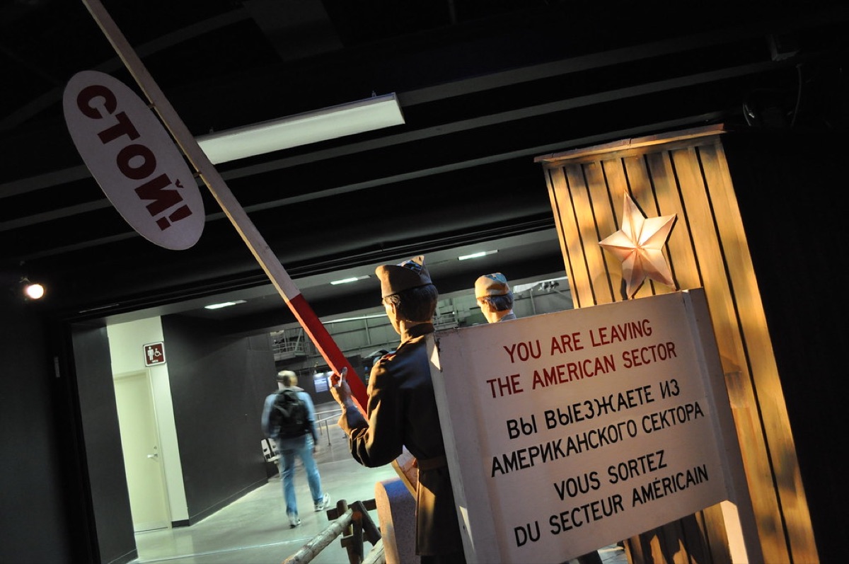 東德邊境檢查站，展示戰後德國領土分割與邊防措施