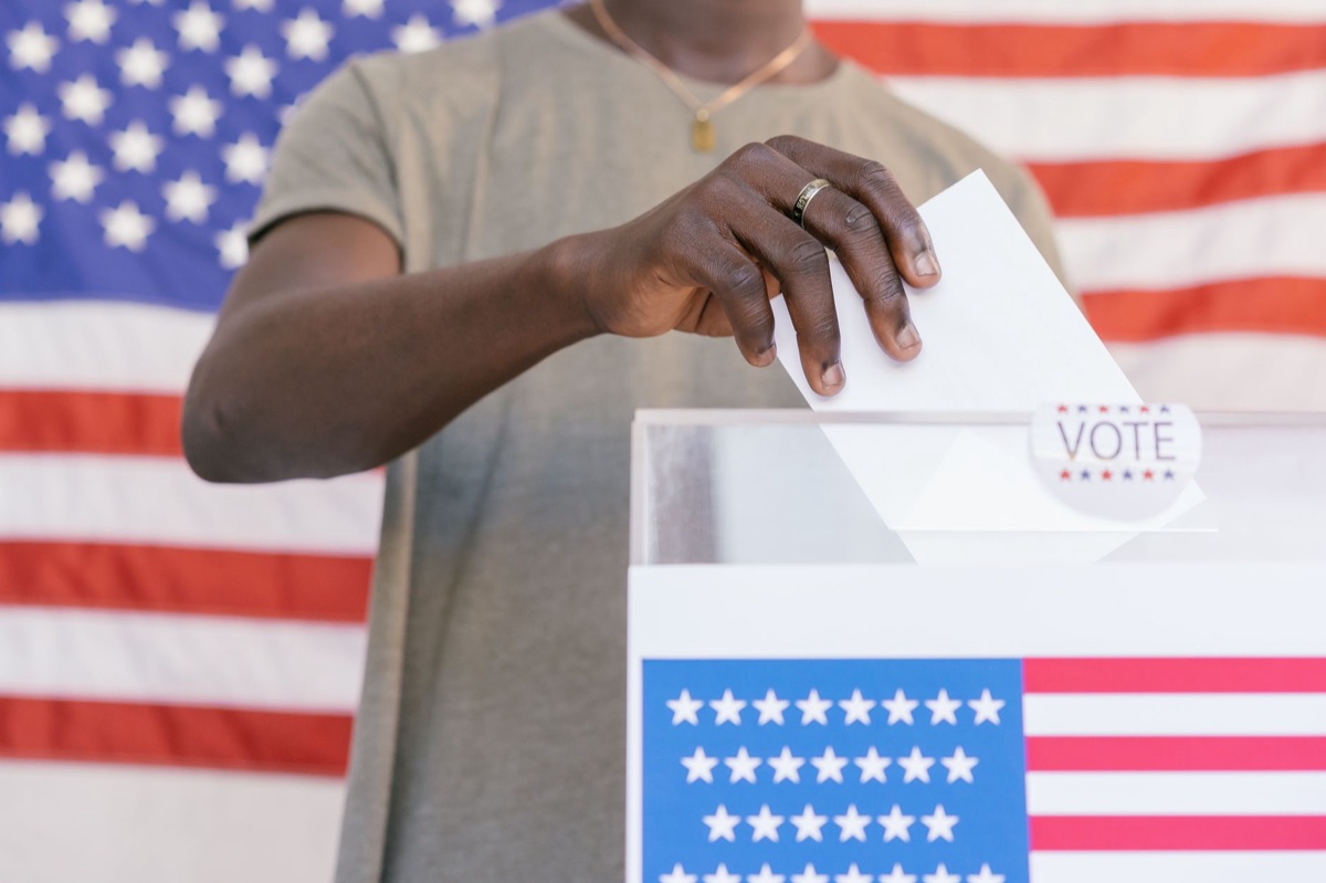 caja de votos con escudo alemán