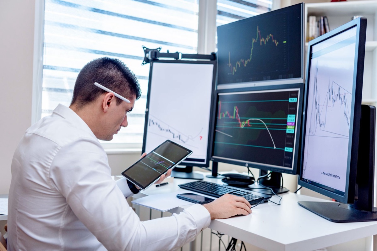 Deutsche Wirtschaft: Büro mit Digitalanzeigen