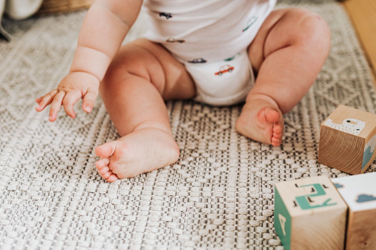 niño con pañales en espacio público alemania