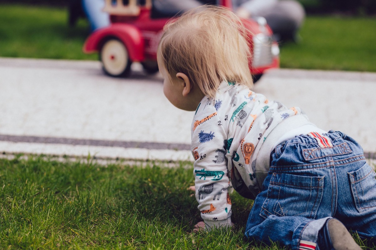 enfant allemand jouant dans un parc