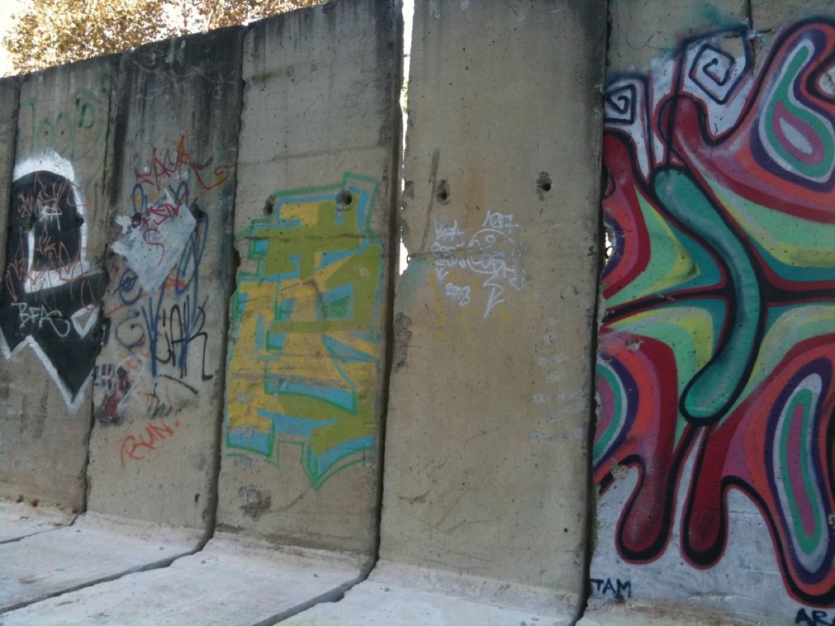 Sezione del muro di Berlino con graffiti