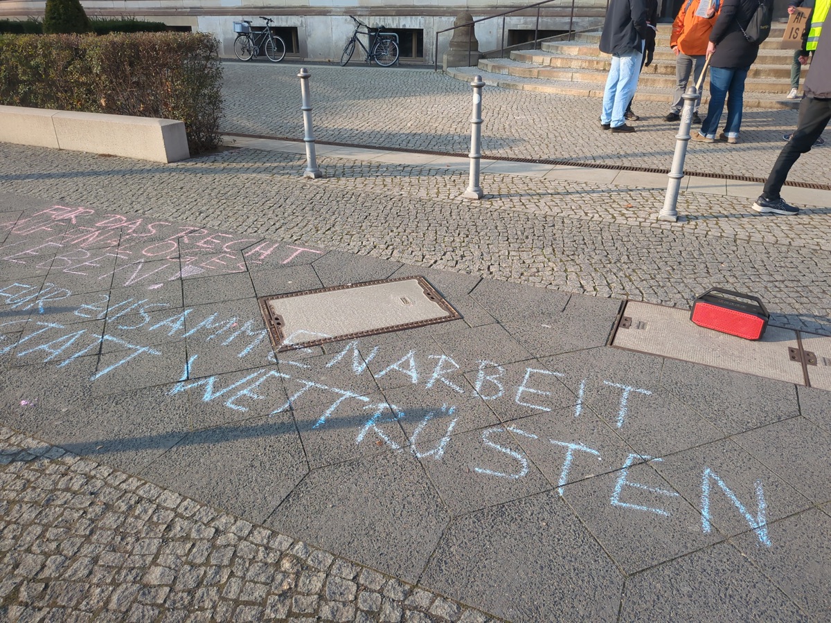 personas discutiendo politica en alemania