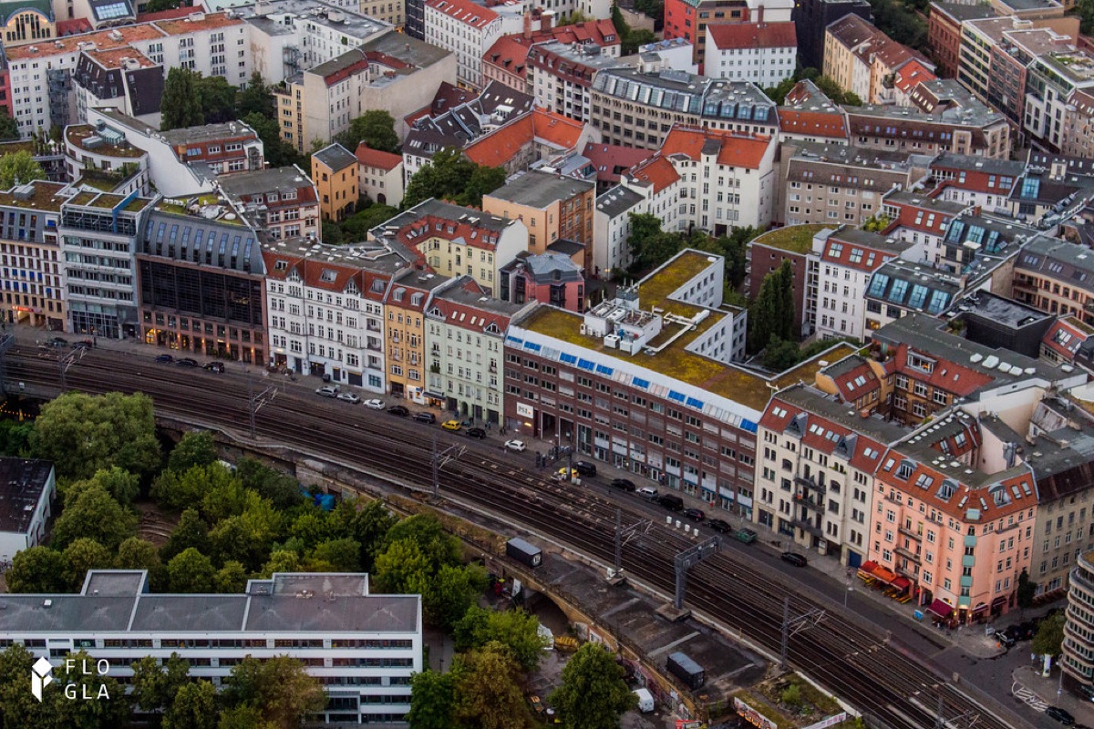 panorama di berlino durante un corteo