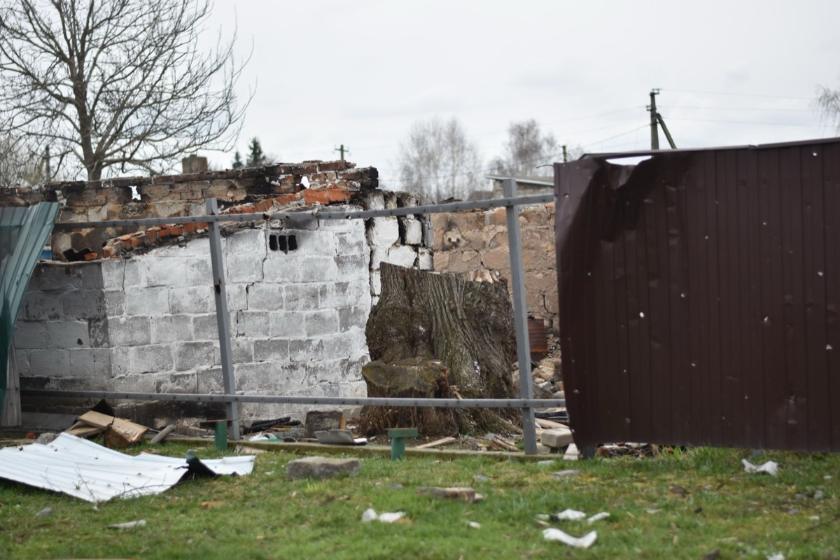 fragmente della parete di berlino nel terreno