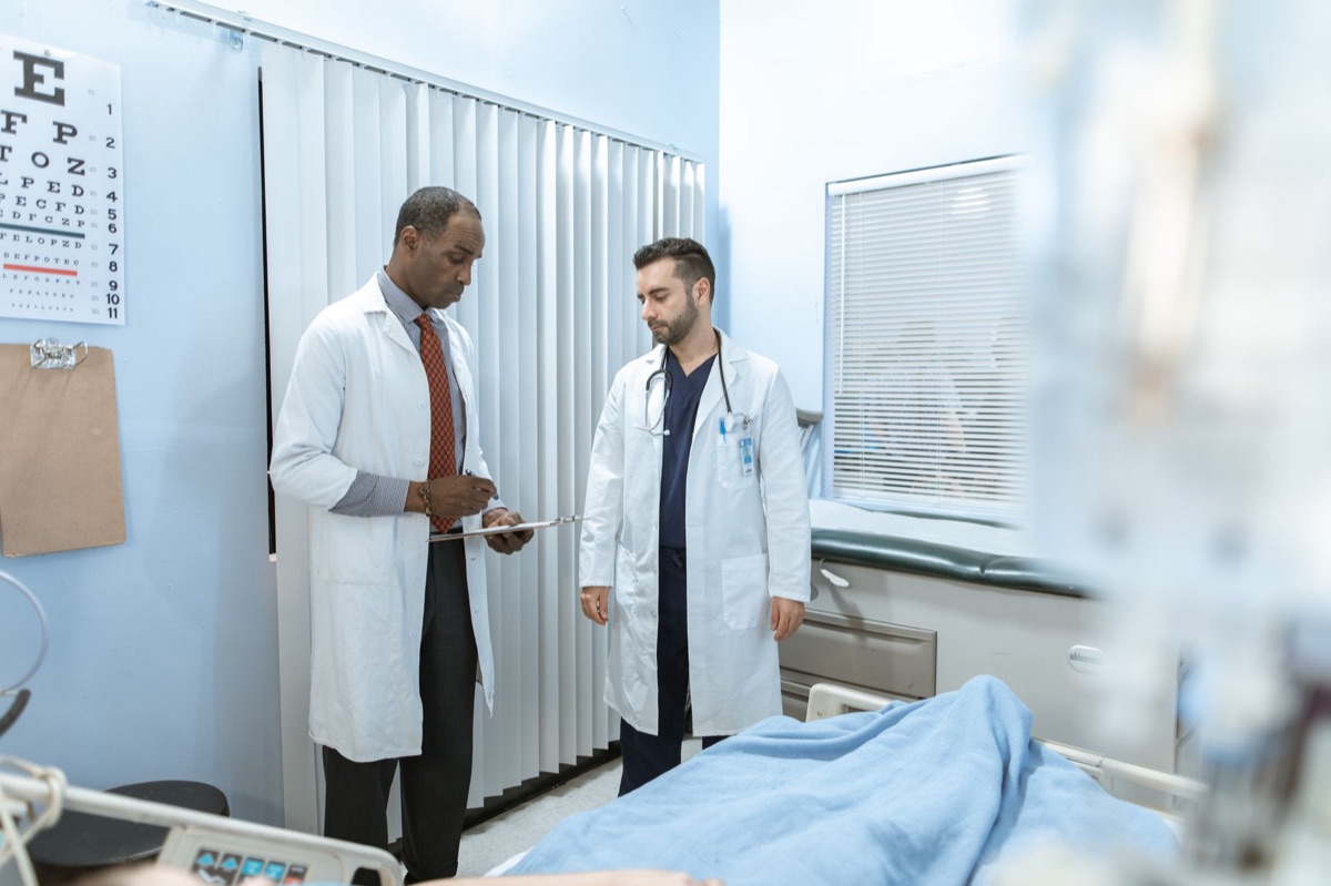 Deutsche Krankenhauszimmer mit Schreibtisch und Medizinischen Notizen