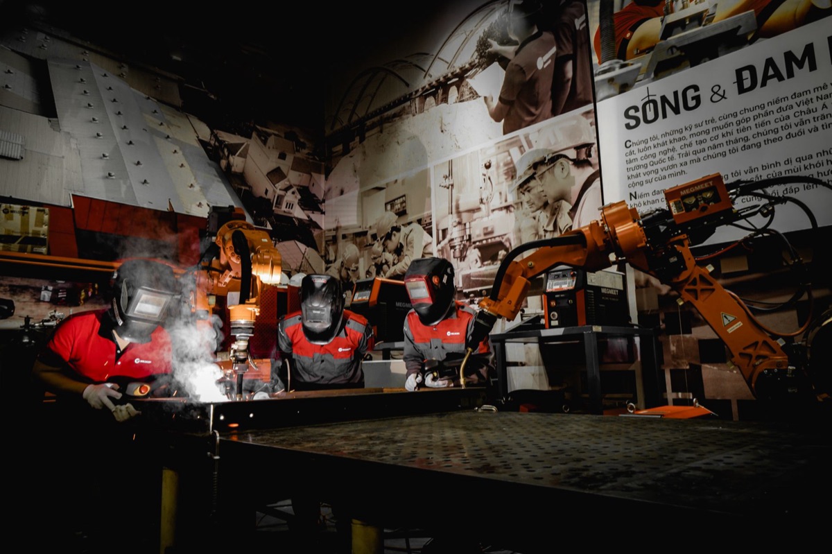 Un'azienda tedesca con robot e lavoratori