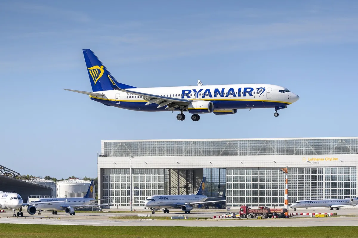 ryanair, boeing, boeing 737-800, egg-fzk, airport, munich airport, muc, eddm, runway, plane, aviation, to travel, tourism, business, traffic, begin, air traffic