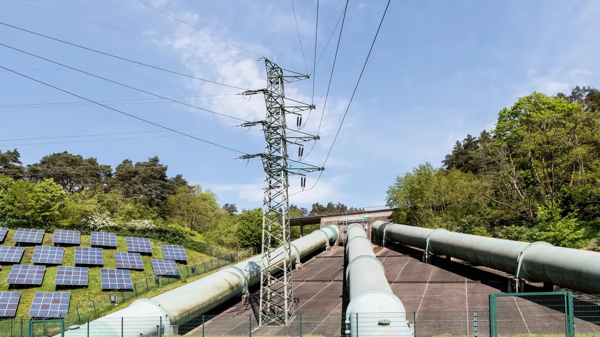 ドイツのゲストハクトにおける工业風景に送電塔、パイプライン、太陽光発電パネルが見える。