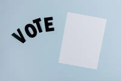 Comment les changements de majorité affectent-ils la gestion ?