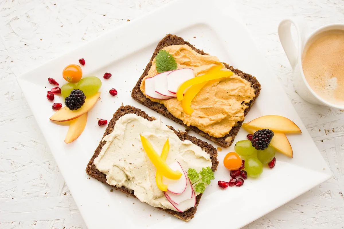 breakfast, healthy, hummus, spread, whole wheat bread, whole wheat, vegan, vegetarian, nutrition, delicious, dish, meal, eat, plate, tasty, food, vitamins, frui